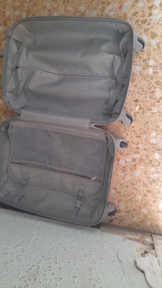 Maleta de viaje morada con ruedas