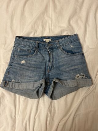 Pantalón corto vaquero desgastado