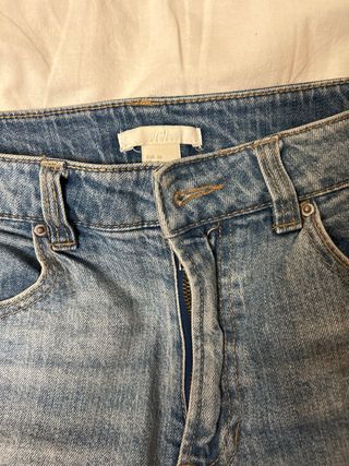 Pantalón corto vaquero desgastado