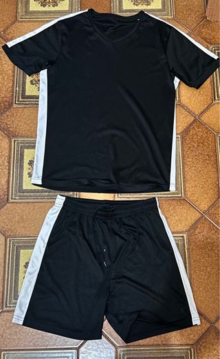 Conjunto deportivo negro y blanco