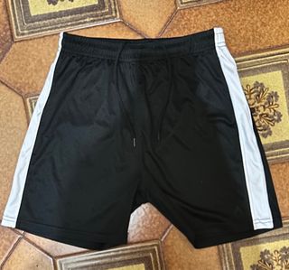 Conjunto deportivo negro y blanco