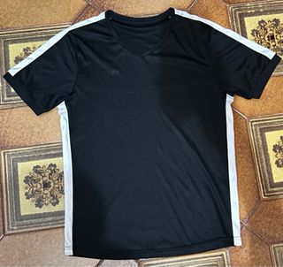 Conjunto deportivo negro y blanco