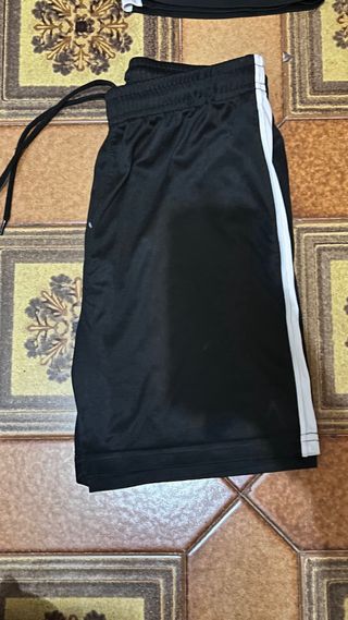 Conjunto deportivo negro y blanco