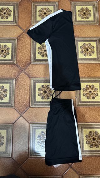 Conjunto deportivo negro y blanco