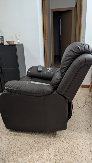 Sillón reclinable masaje piel marrón.