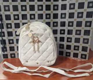 Mini mochila blanca acolchada con adornos dorados