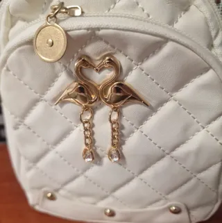 Mini mochila blanca acolchada con adornos dorados