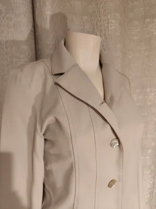 Chaqueta beige ligera botones color nácar