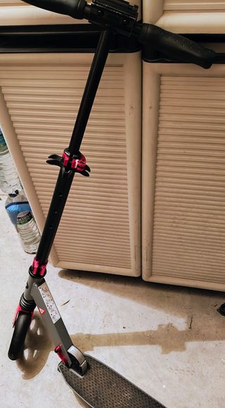 Patinete con ruedas grandes.