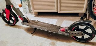 Patinete con ruedas grandes.