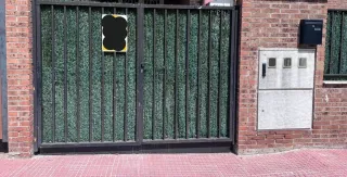 Puerta y reja de hierro con barrotes