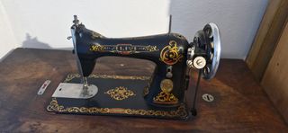 Máquina de coser Alfa antigua