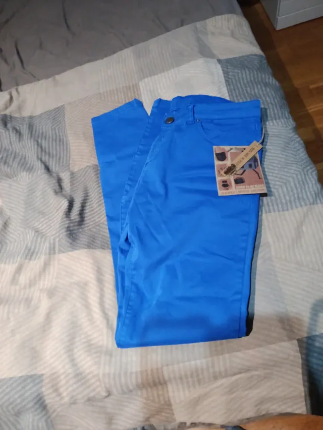 Pantalón pitillo azul con etiqueta