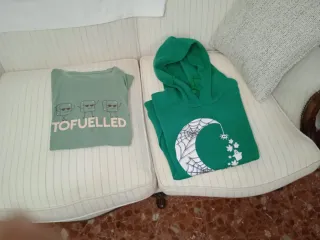 Camiseta manga corta y sudadera con capucha