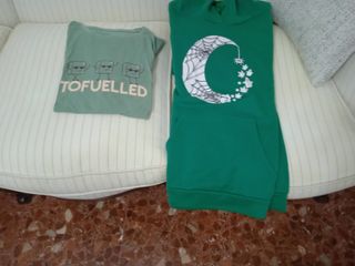 Camiseta manga corta y sudadera con capucha