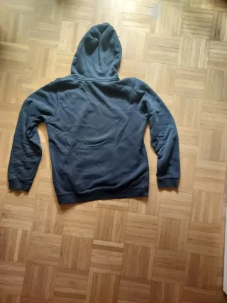 Sudadera gris con capucha