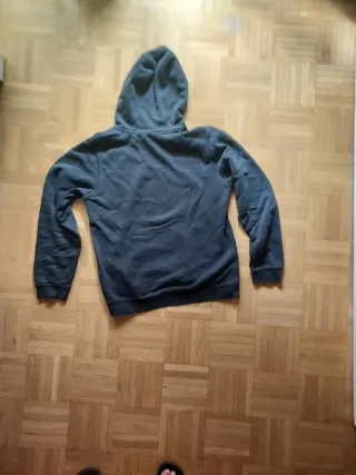 Sudadera gris con capucha
