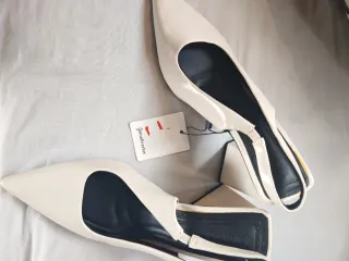 Tacones Stradivarius blancos