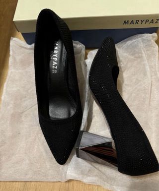 Zapatos de tacón negros con pedrería