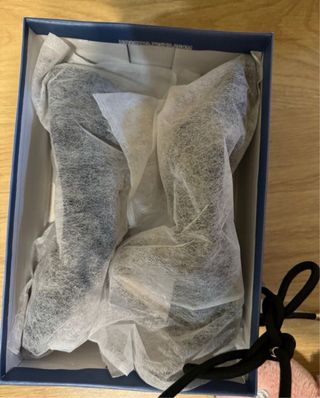Zapatos de tacón negros con pedrería