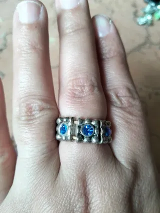 Anillo plateado con piedras azules