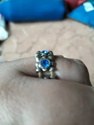 Anillo plateado con piedras azules