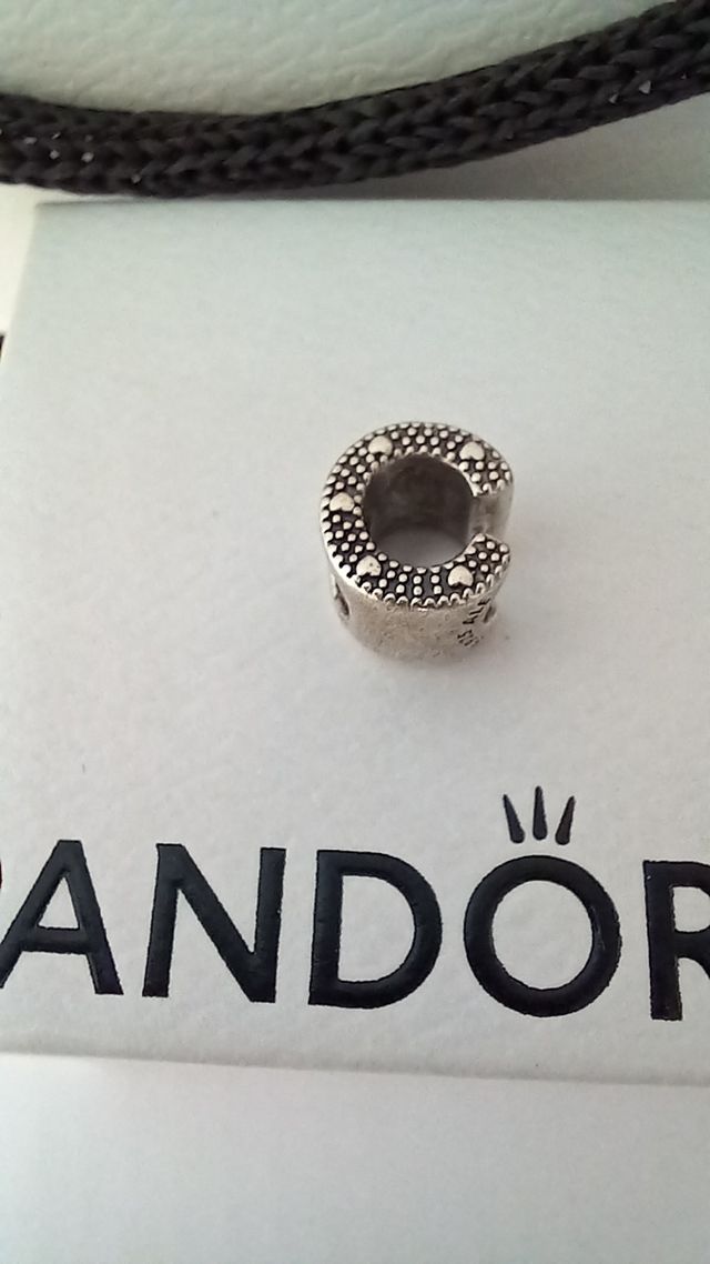 Charm letra C Pandora