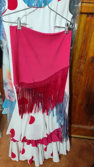 Traje de flamenca blanco con lunares rojos