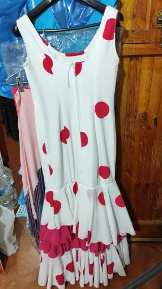Traje de flamenca blanco con lunares rojos