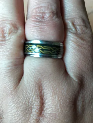 Anillo de plata y oro con diseño trenzado