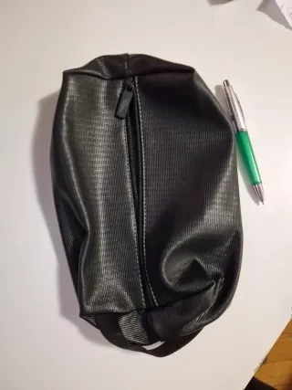 Beauty case uomo, molto capiente, mai usato.