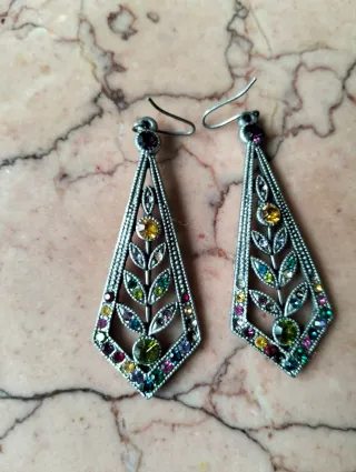 Pendientes largos plateados con piedras