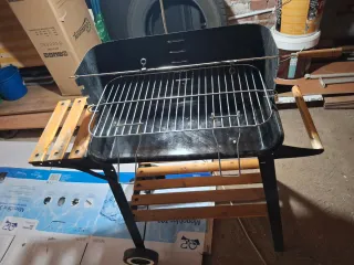 Barbecue portatile nero e marrone