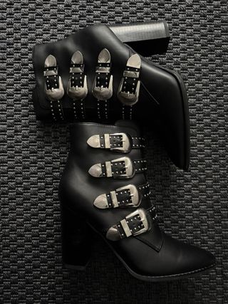 Botines Rita Ora Negros con Hebillas