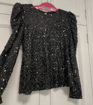 Top lentejuelas negro con hombreras