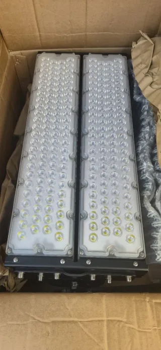Focos LED 220W