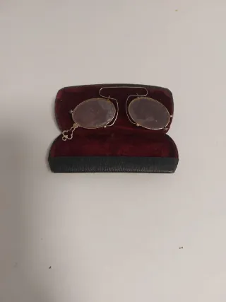Gafas antiguas con estuche