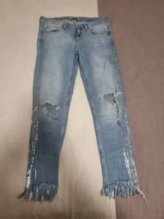 Pantalón vaquero desgarrado plateado