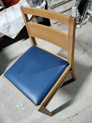 Sillas de madera con asiento azul
