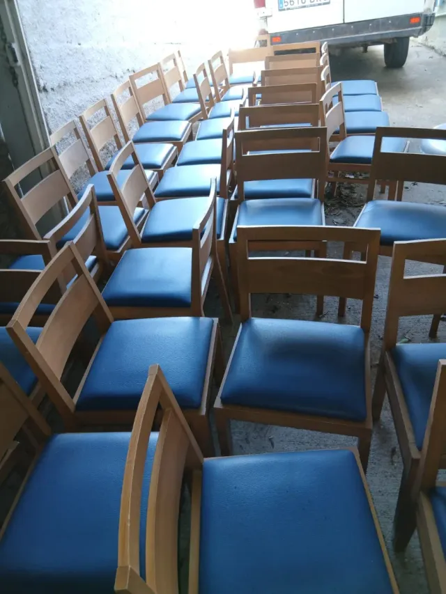 Sillas de madera con asiento azul