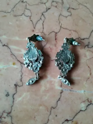 Pendientes largos plateados con piedra negra