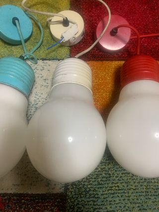 Lámparas Colgantes Bombilla Azul y Rojas 