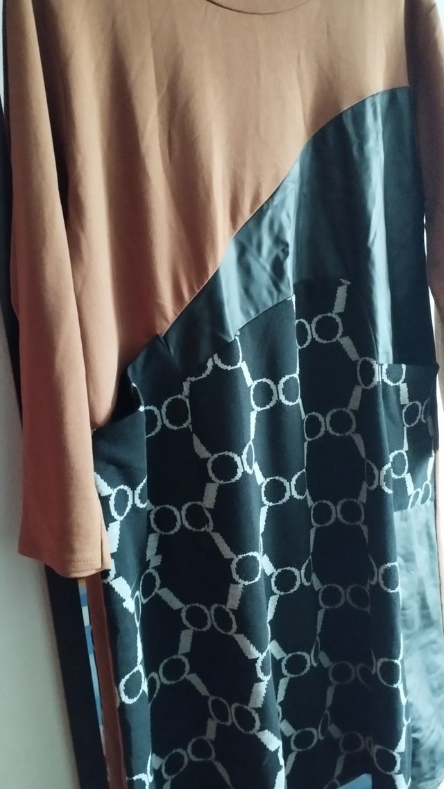 Vestido largo estampado y polipiel