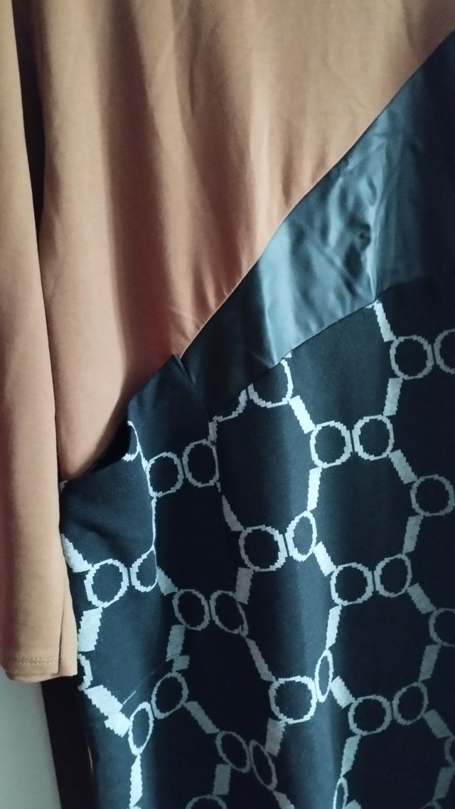 Vestido largo estampado y polipiel