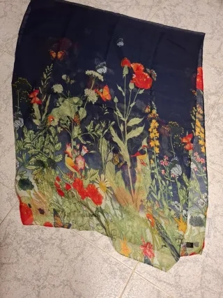 Pañuelo estampado flores y mariposas