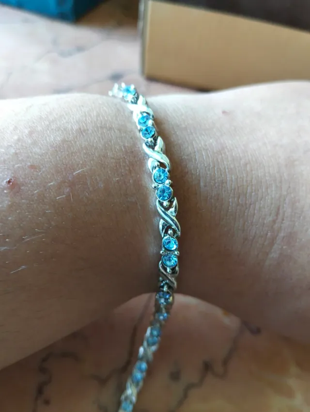 Pulsera plateada con piedras azules