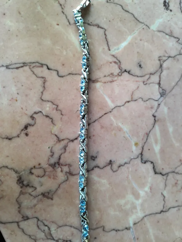 Pulsera plateada con piedras azules