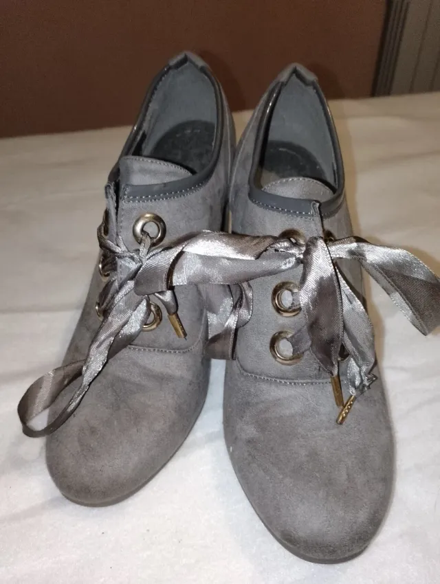 Botines grises con cordones