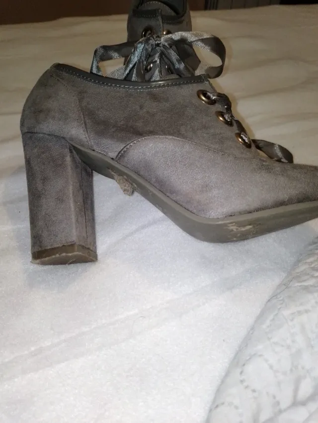 Botines grises con cordones