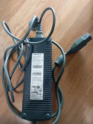 Xbox 360 Blanca + 2 Mandos + Cables